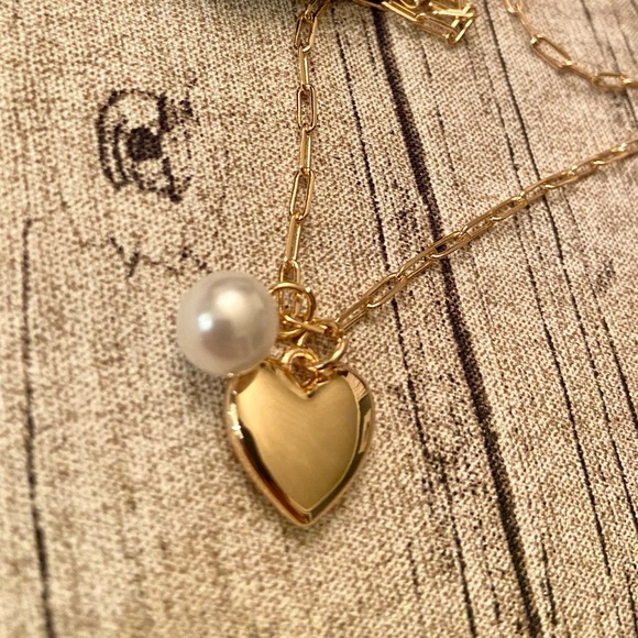 NWT! 🤎Beautiful golden chain necklace with faux pearl and puffed heart pendants - Picture 8 of 15